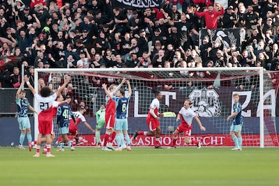 LIVE eredivisie | Mika Godts zet Ajax schitterende afstandspegel dichter bij FC Utrecht