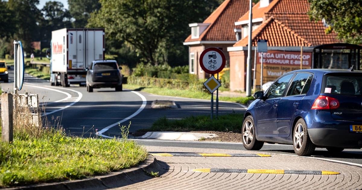 Opgelet, of je stuitert over deze rotonde in Beuningen: ‘Het haalt de snelheid er goed uit’