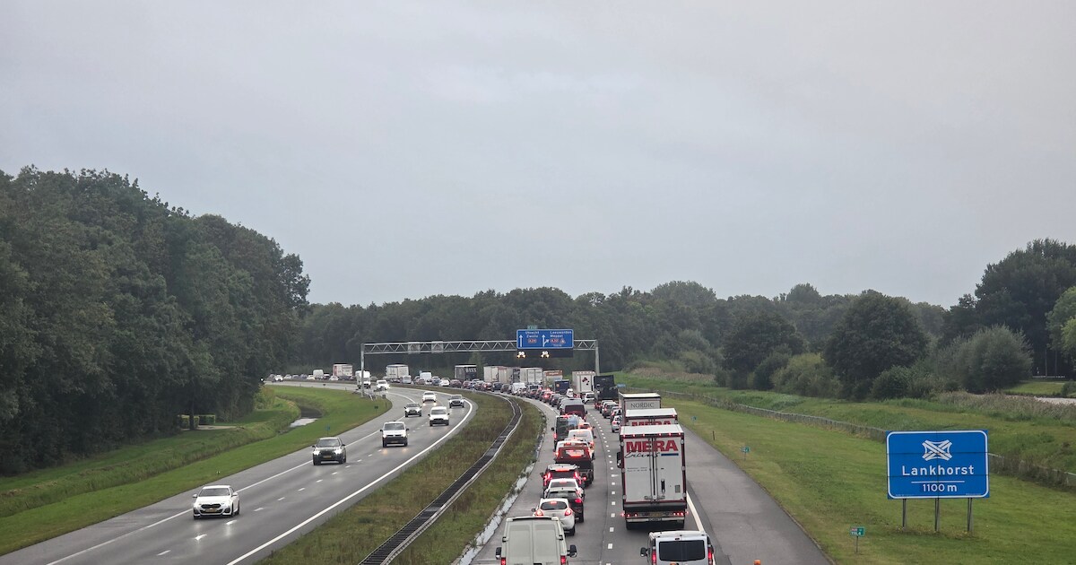 Ongeluk in file op A28 bij Staphorst: verkeer richting Zwolle staat vast.