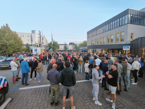 Agenten grijpen in met wapenstok bij protest tegen azc in Uithoorn