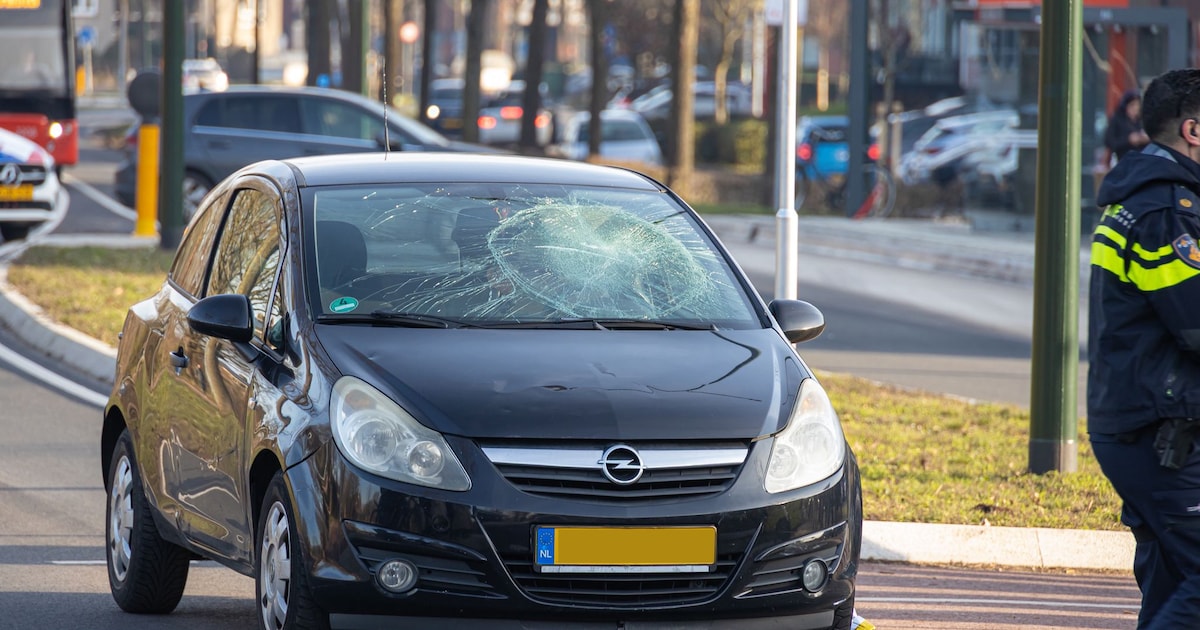 Fietser naar ziekenhuis na aanrijding met auto in Huizen, flinke barst in voorruit