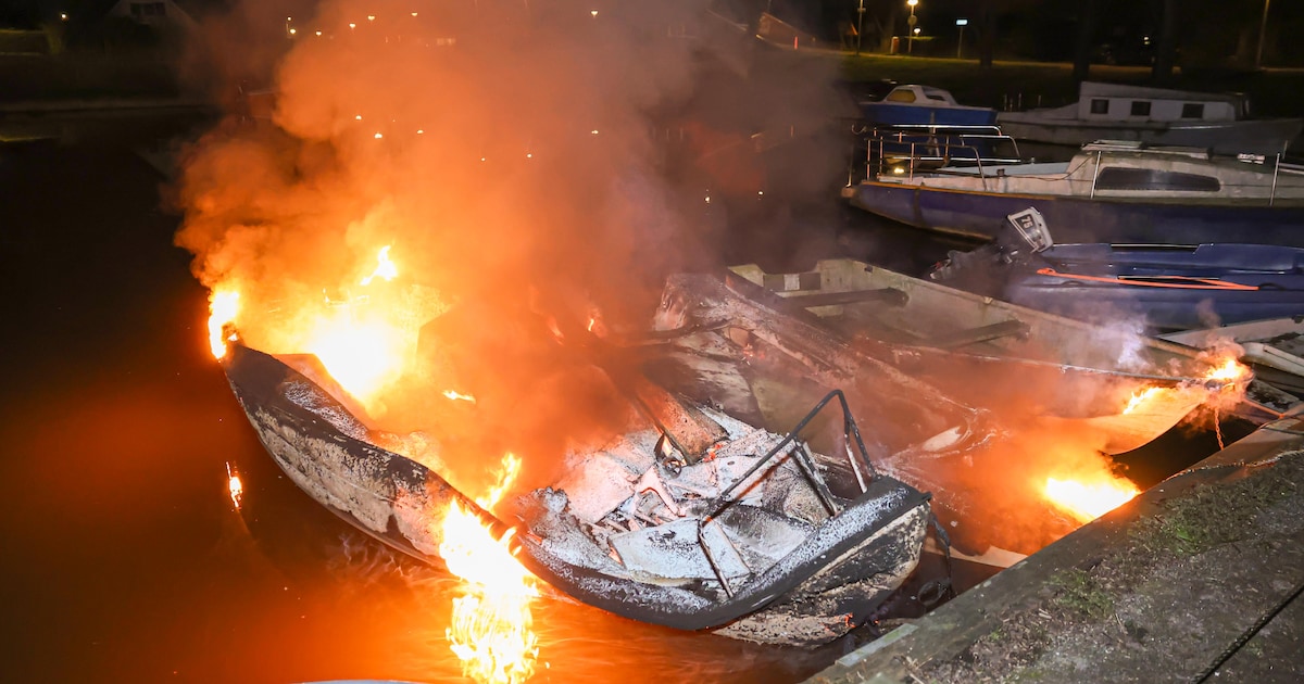 Drie boten verwoest door nachtelijke brand in Emmeloord