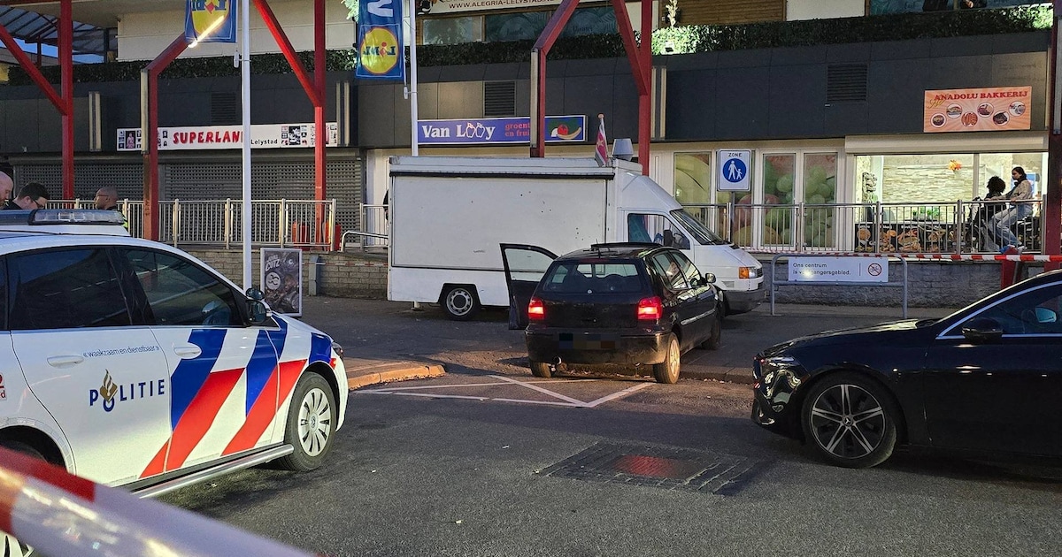 Auto botst tegen ijscokar na achtervolging in Lelystad