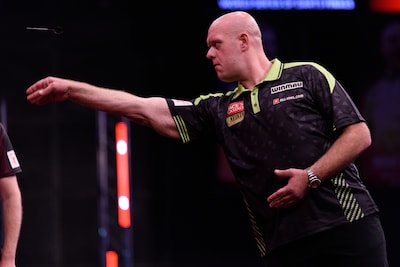 Michael van Gerwen treft ‘man met de hamer’ en pakt het vliegtuig: ‘Ik moet mijn hoofd even leegmaken’