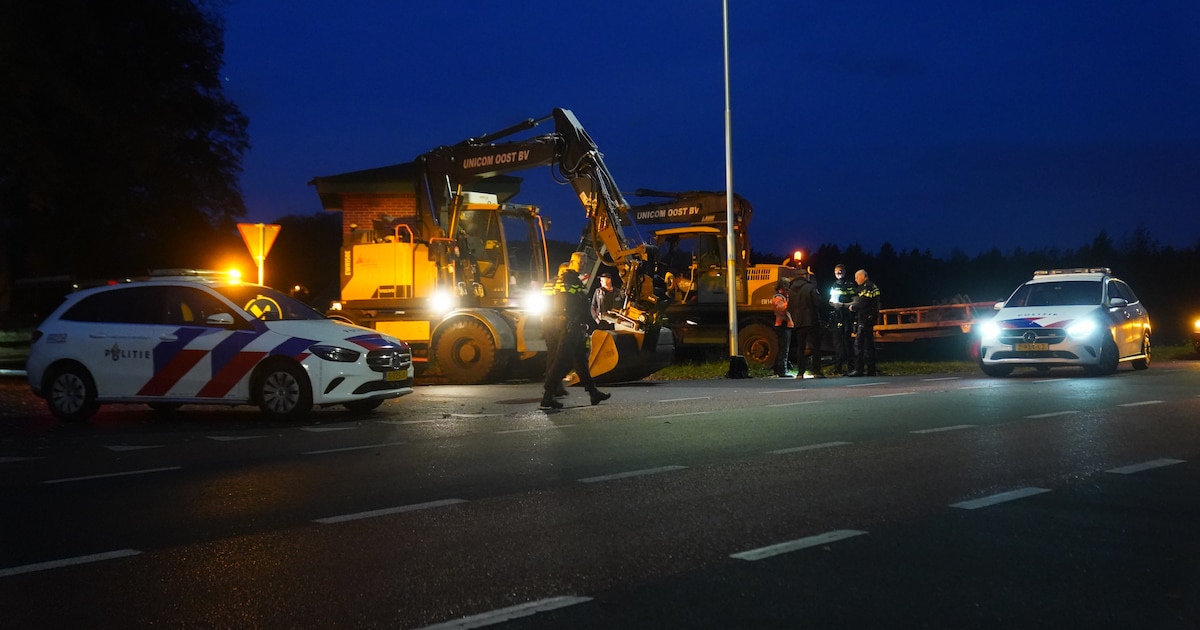 Fietser in botsing met graafmachine, maar heeft engeltje op de schouder