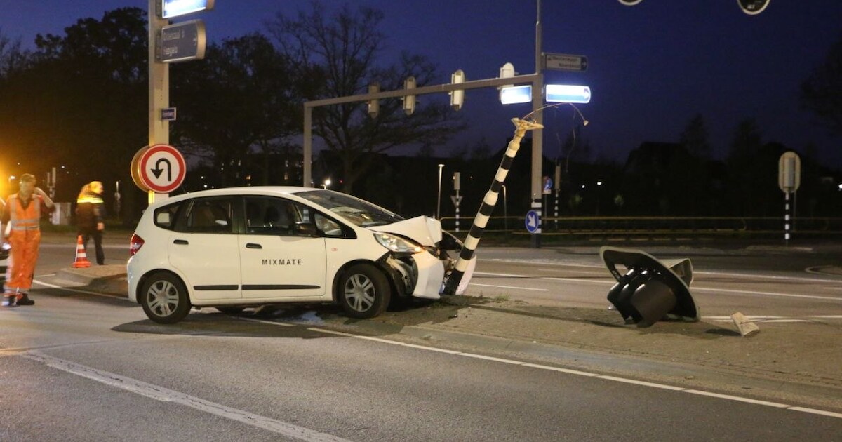 Auto ramt verkeerslicht en zorgt voor verkeershinder