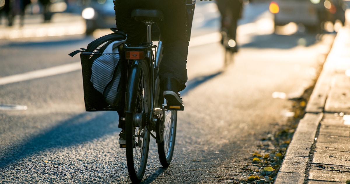 Eenmaal op het werk heb ik moeite om af te stappen, dus leg ik de fiets op de grond
