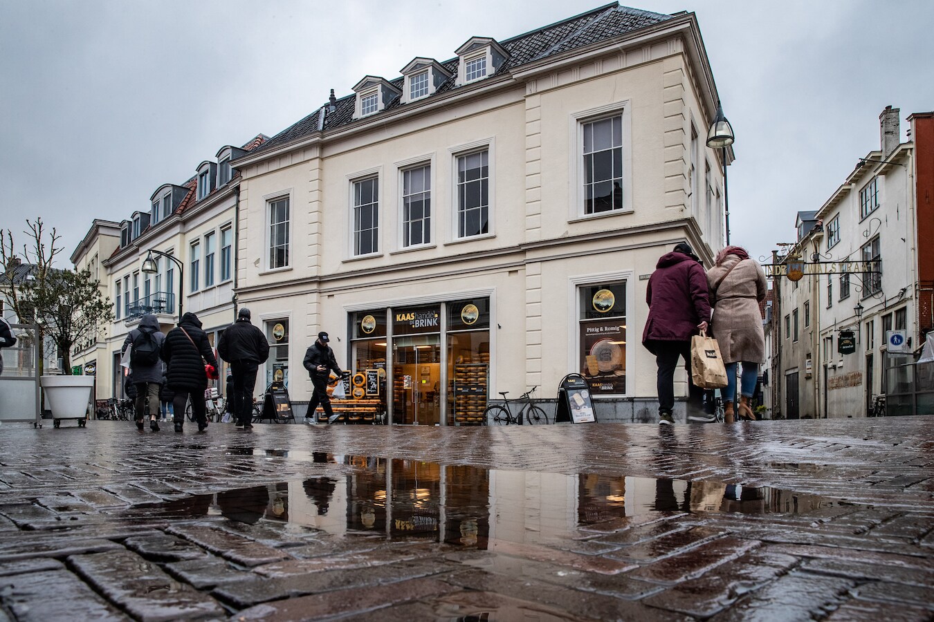 Huidige aanblik van het pand, met tijdelijk daarin kaashandel De Brink.