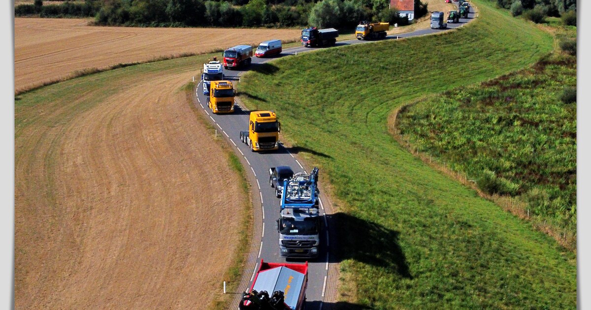Laatste groet met grote voertuigen voor ernstig zieke Rutger (50): ‘Nu kan hij het zelf nog zien’