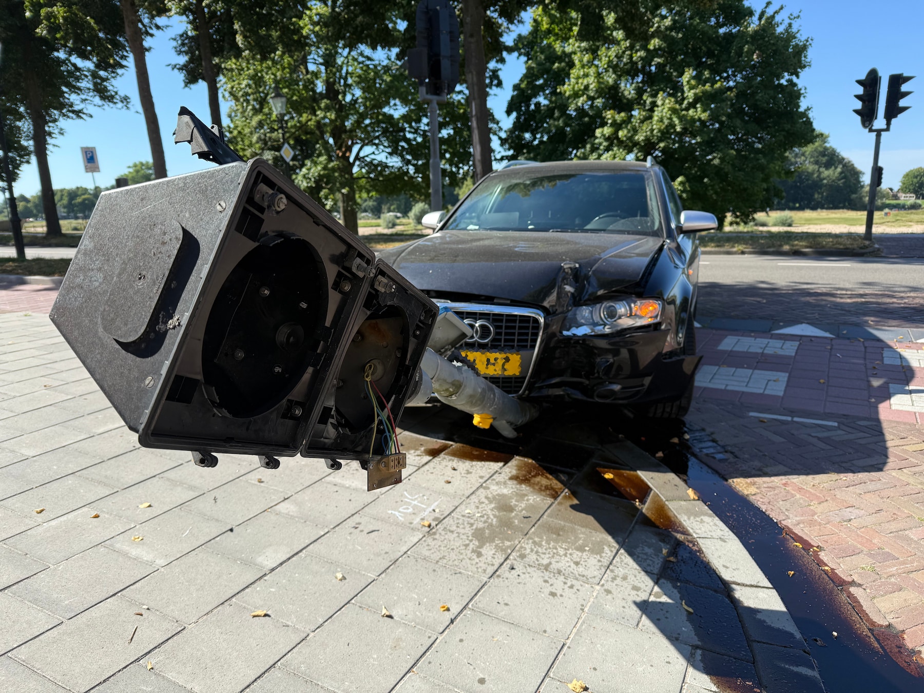 Man (30) rijdt verkeerslicht uit de grond in centrum van Deventer en moet blazen