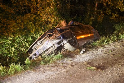 Auto belandt in greppel nabij Nijkerk, bestuurder neemt de benen