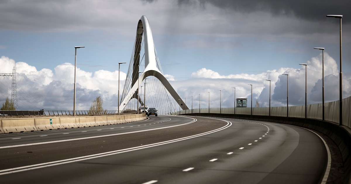 De Oversteek gaat een week dicht: omrijden via de Waalbrug