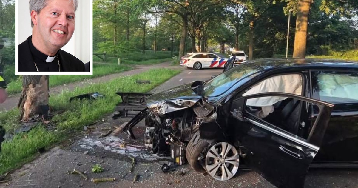 Hulpbisschop en oud-polderpastoor Mutsaerts zwaargewond na crash tegen boom