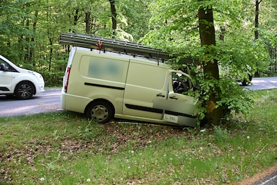 Bedrijfsbus tegen boom op de N330 bij Zeddam