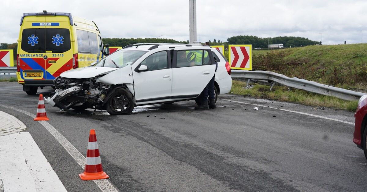 Auto botst tegen vangrail op Markerwaarddijk bij Lelystad