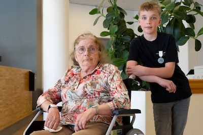 Auke (11) helpt ouderen: ‘Ze krijgen soms helemaal geen bezoek’