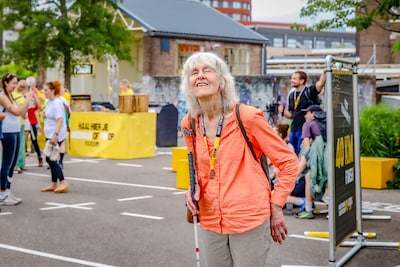 Truus (76) is blind, maar wandelt toch 40 kilometer voor vluchtelingen: ‘Ik loop toch niet met mijn 