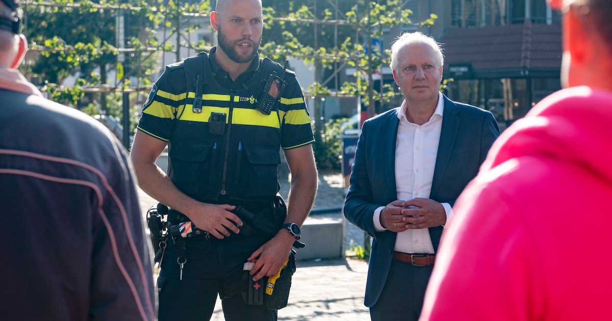 Wijkagent en burgemeester zoeken inwoners Heino op na zorgelijk schietincident: ‘Ik luister naar jul