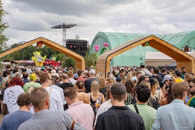 LIVE Lowlands | Over de hoofden lopen bij de ingang van het festivalterrein