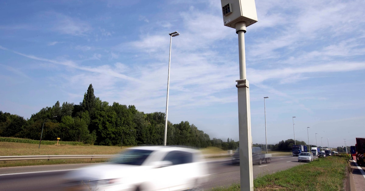 flitspalen-flippen-op-snelweg-in-belgi-alle-voertuigen-worden