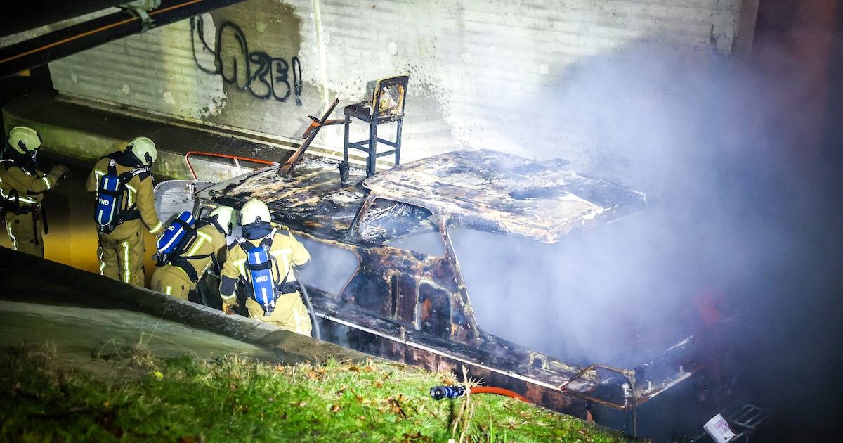 Bootje in brand aan westzijde van Bladderswijk in Klazienaveen