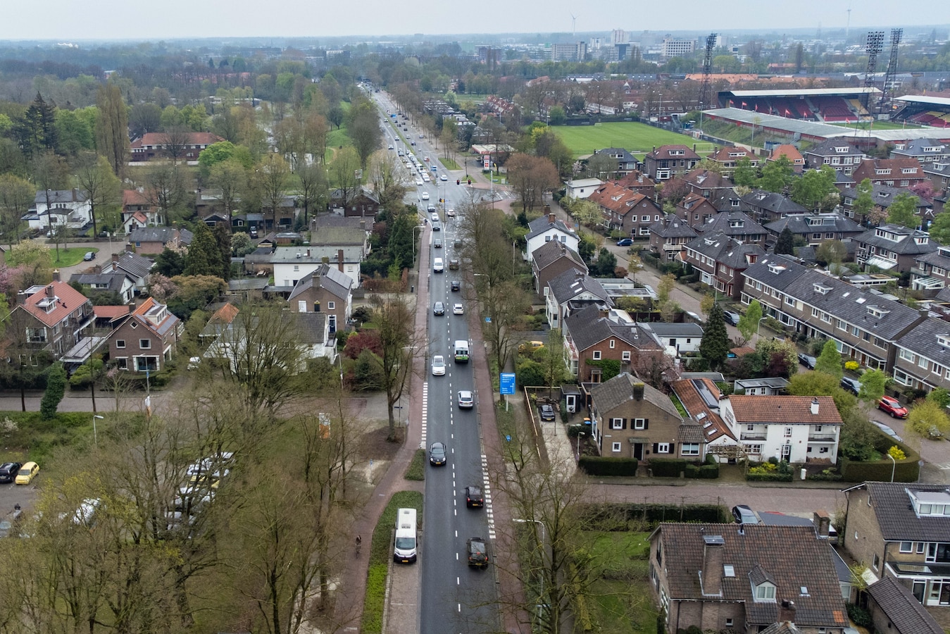 Van Oldenielstraat. Links voor de kruising een aantal huizen dat mogelijk moet wijken voor een stukje verbreding.