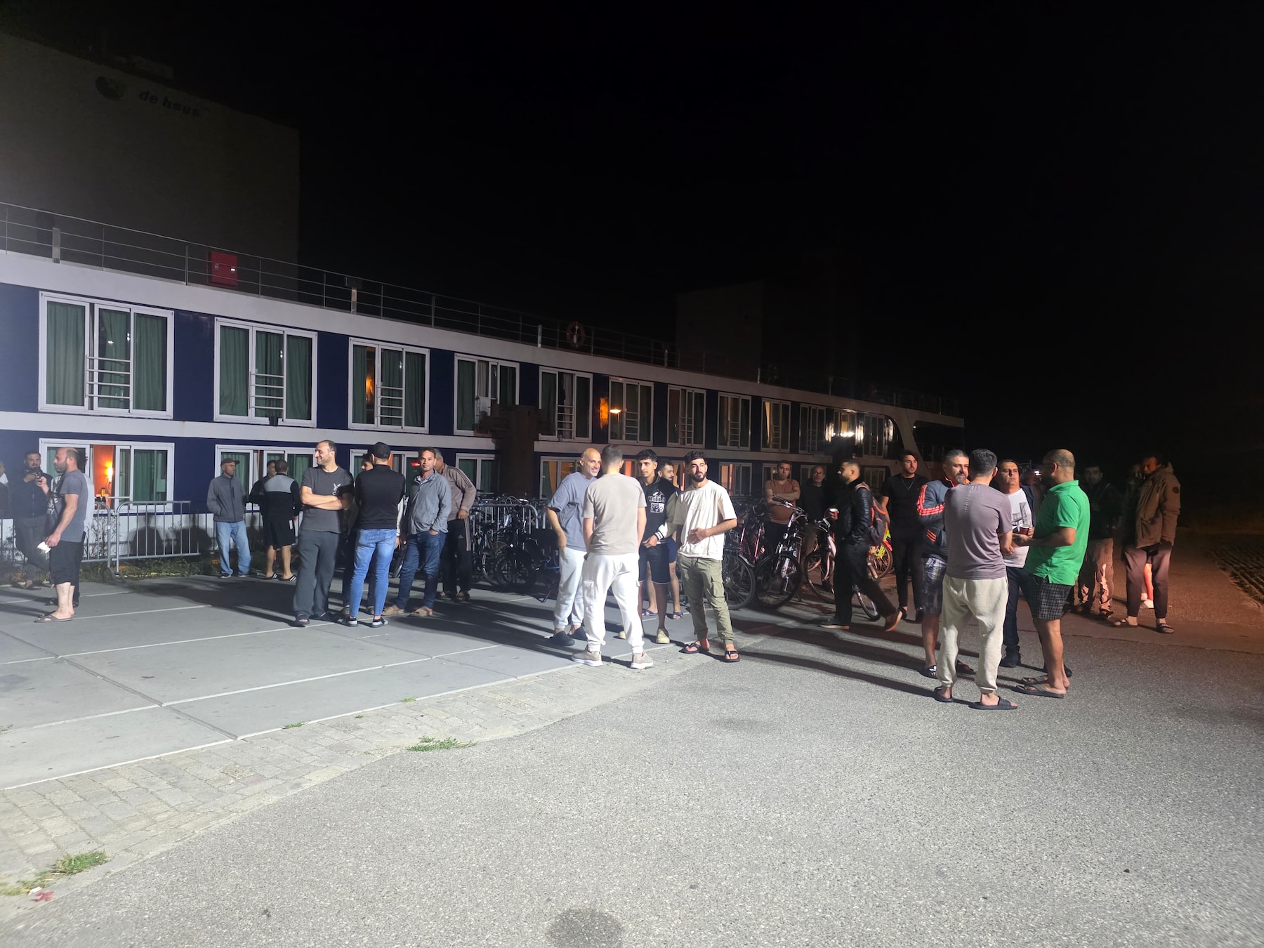 Brandende telefoon jaagt bewoners vluchtelingenboot Meppel de kade op
