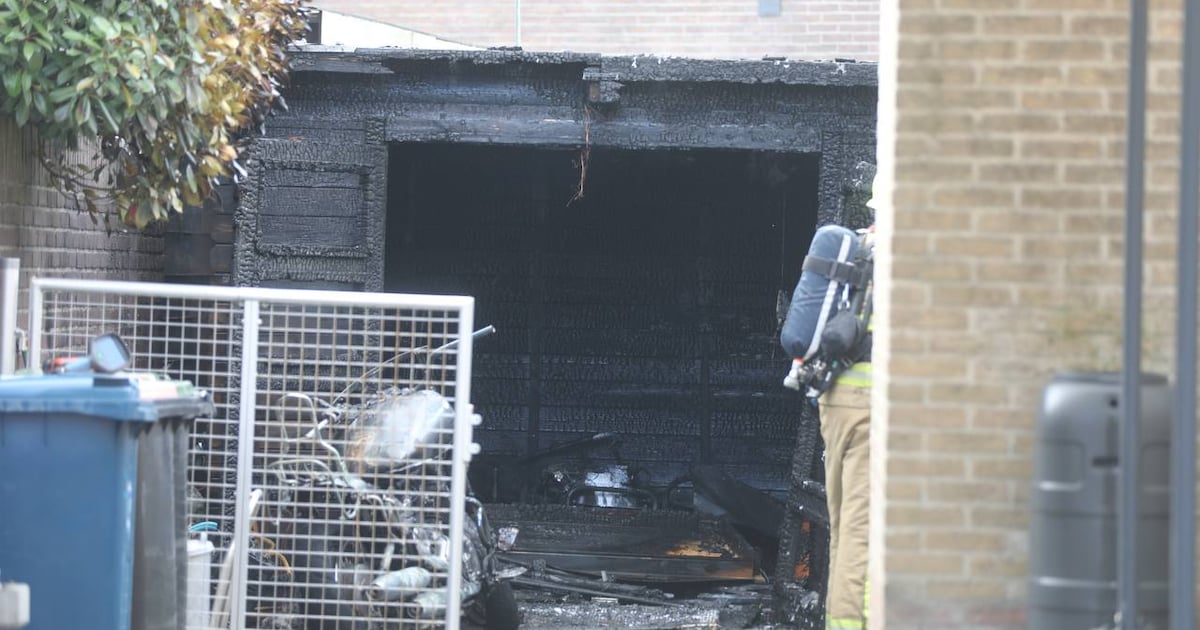 Schuur en motor overleven brand in Apeldoorn niet