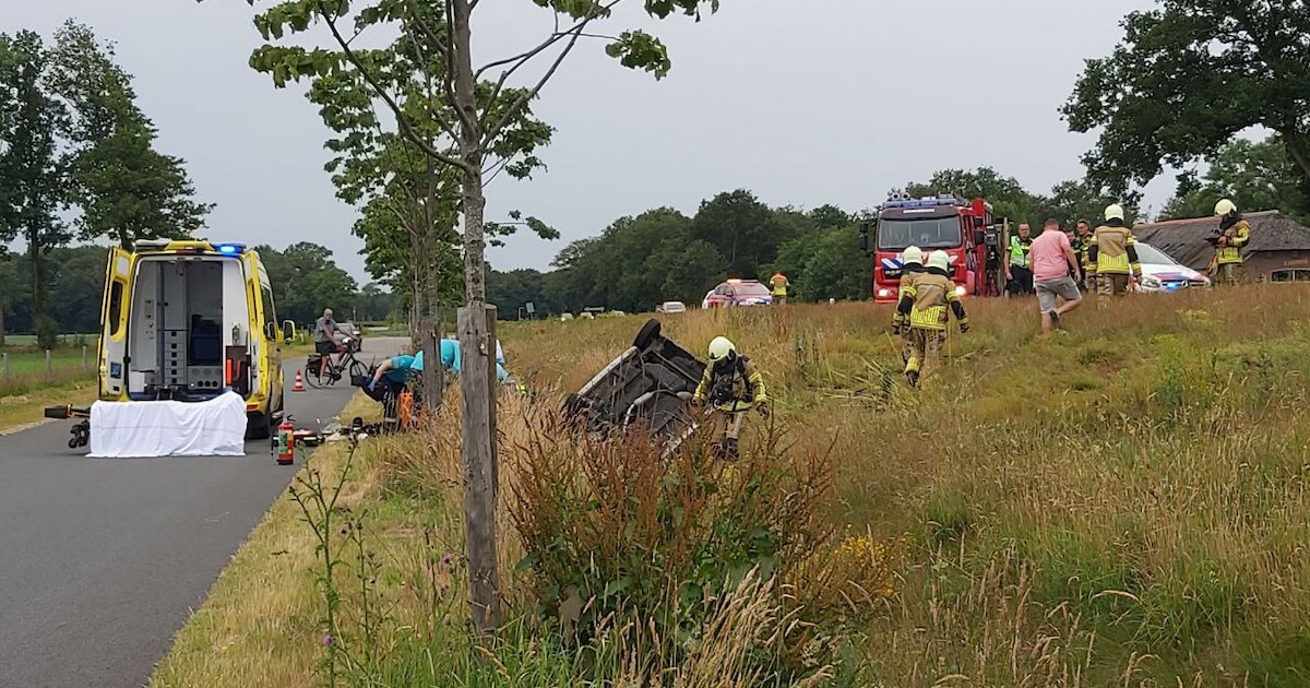 Auto belandt op de kop in greppel langs N34 bij Holthone: bestuurster gewond