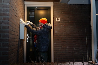 Jarige Hendrik (90) wil de oudste krantenbezorger van Nederland worden: lezers verrassen hem met kaa