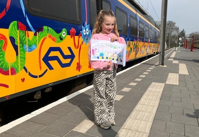 Phileine (8) uit Zutphen ontwierp deze bonte ‘Monstertrein’ die vanaf nu door Nederland rijdt