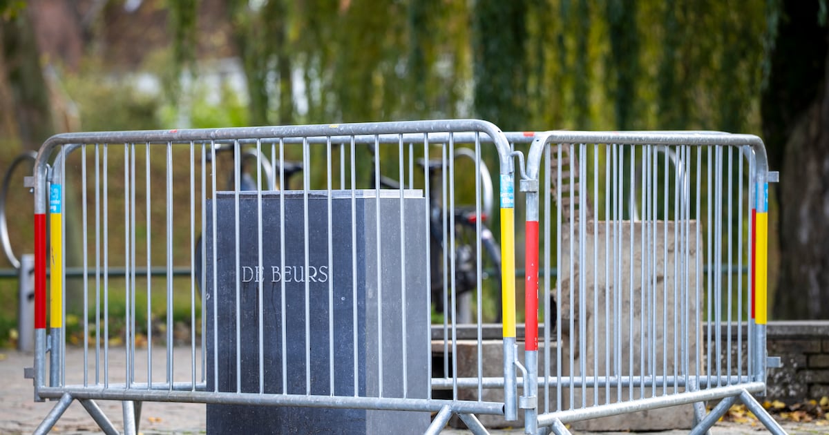 De soap over één lege sokkel in Elburg lijkt eindelijk voorbij: ‘Ik dacht dat het gestolen was’