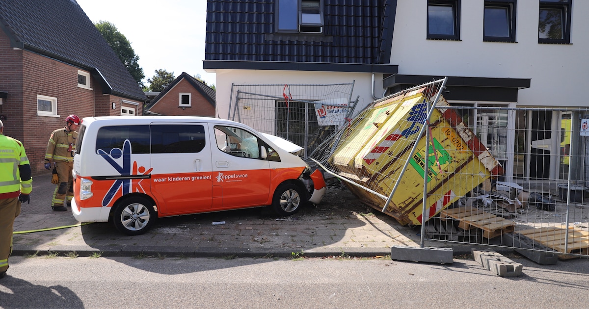 Bestelbus botst tegen container en hek in Vaassen, bestuurder raakt gewond