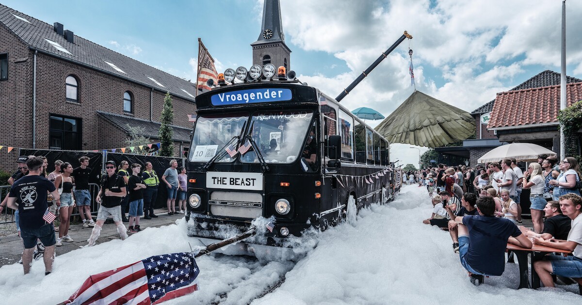 Schuim, schuim, de paus, Trump en nog eens schuim: Dit is de kermisoptocht in Vragender gevat in 25 