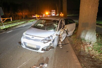 Levensgevaarlijke capriolen eindigen in botsing tegen boom bij Terschuur: Man (50) uit Ede aangehoud