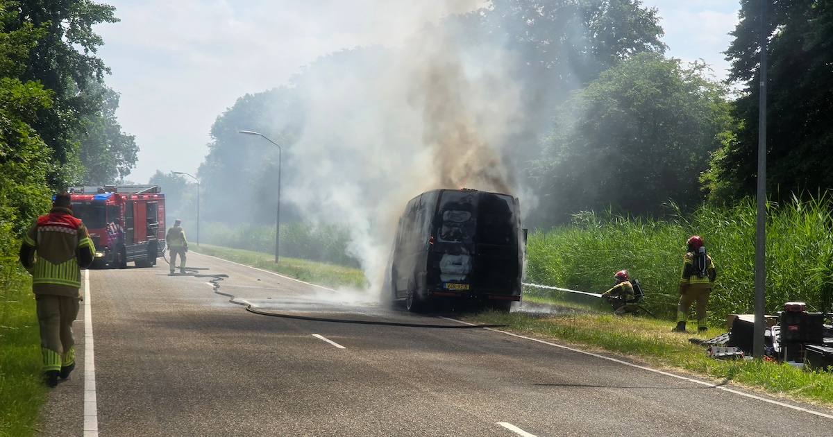 Bedrijfswagen vliegt tijdens het rijden in brand in Lelystad