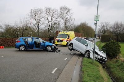 Auto’s in botsing op de Stroeërweg in Stroe