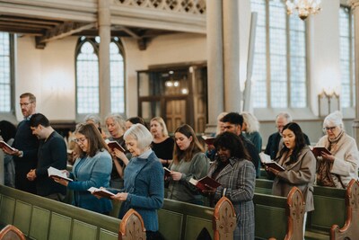 Het meisje trok zich daar niets van aan en begon te zingen. Haar stemmetje vulde de kerk