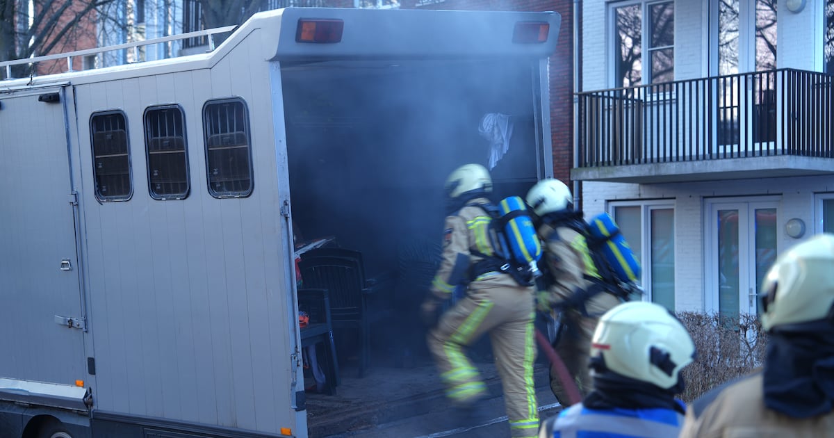 Vrachtwagen met crossmotors vliegt in brand in Meppel