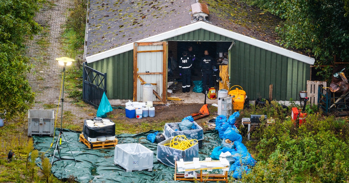 Jerrycans, blauwe vaten en zwaarbewapende agenten: drugslab in Ommen wordt nog steeds leeggehaald