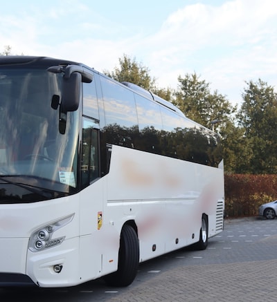 Politie controleert vanuit touringcar op telefoongebruik: 106 boetes