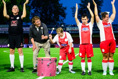 Willem van Hanegem fluit jubileumduel G-team IJsselmeervogels: ‘Je ziet aan hun gezichten dat ze het