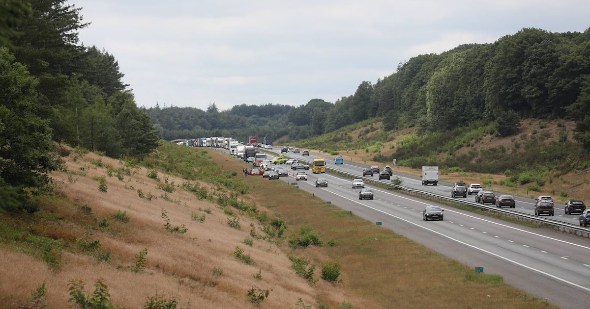 Ongeluk op A1: 10 kilometer file tot aan Hoenderloo, uur vertraging.