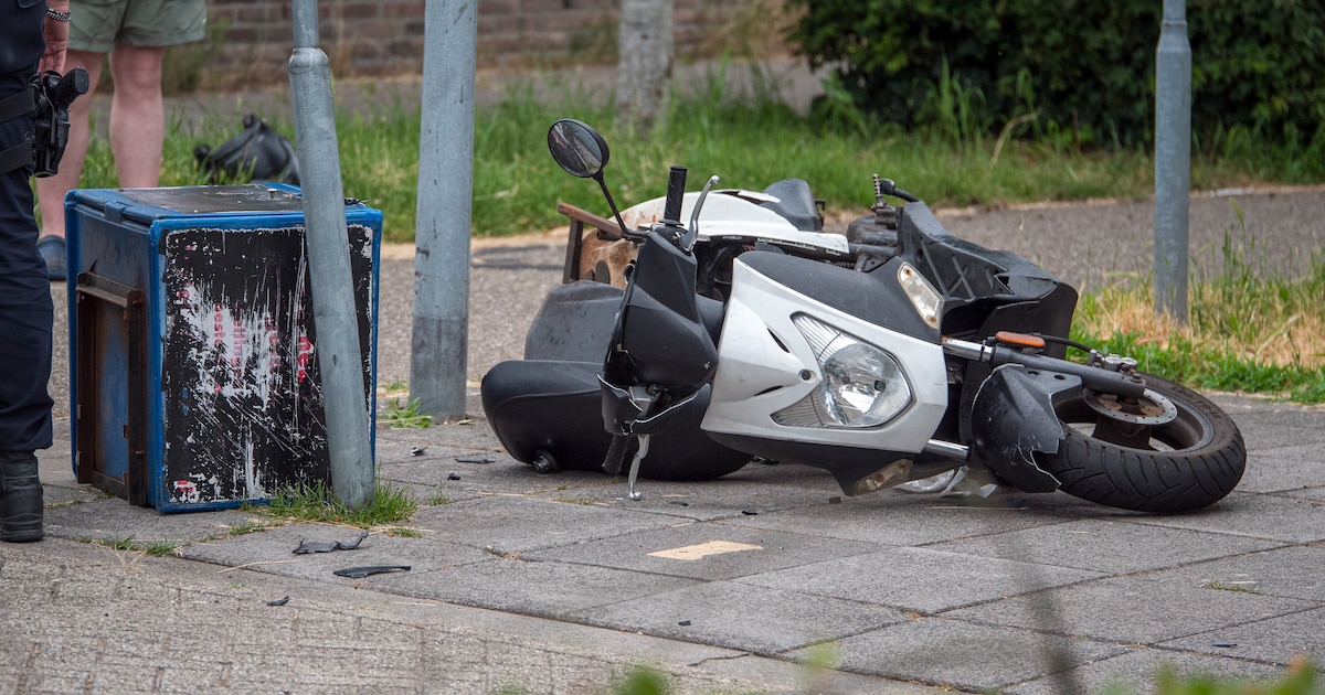 Bezorgscooter botst met auto op kruising in Almere Buiten