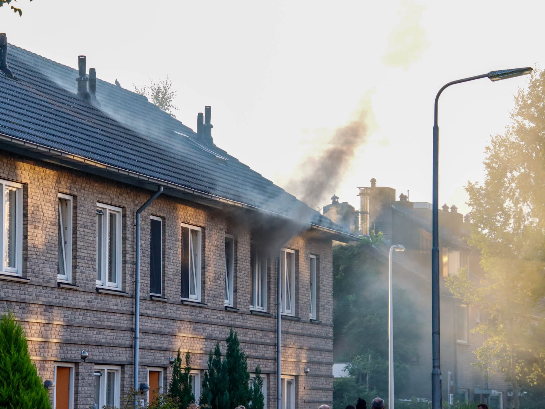 Flinke rookwolken te zien bij brand in woning in Amersfoort