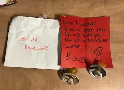 Brandweer Nijkerk ontvangt een bijzondere brief: ‘Hier zijn mijn speentjes, nu wil ik brandweer word