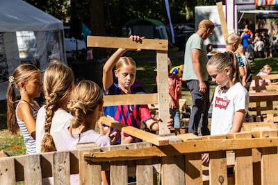 Deze vrouw geniet van blije kinderen en houdt al 40 jaar het houtdorp in Olst overeind