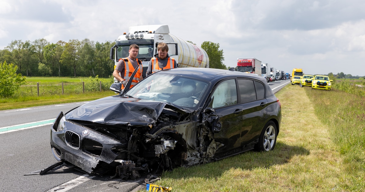 Twee gewonden bij forse aanrijding tussen twee auto’s en vrachtwagen op N36 bij Stegeren