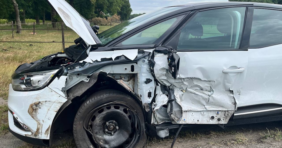 Auto’s zwaar beschadigd bij botsing in Hardenberg.