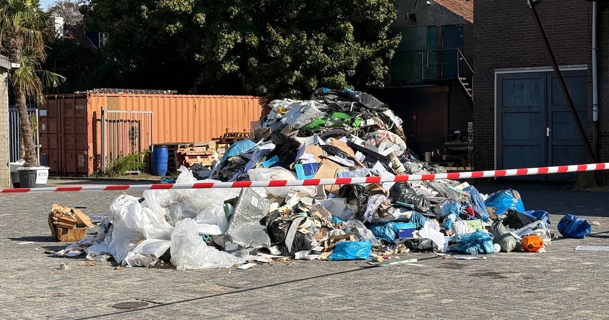 Vuilniswagen moet lading lossen na smeulend afval in Nunspeet